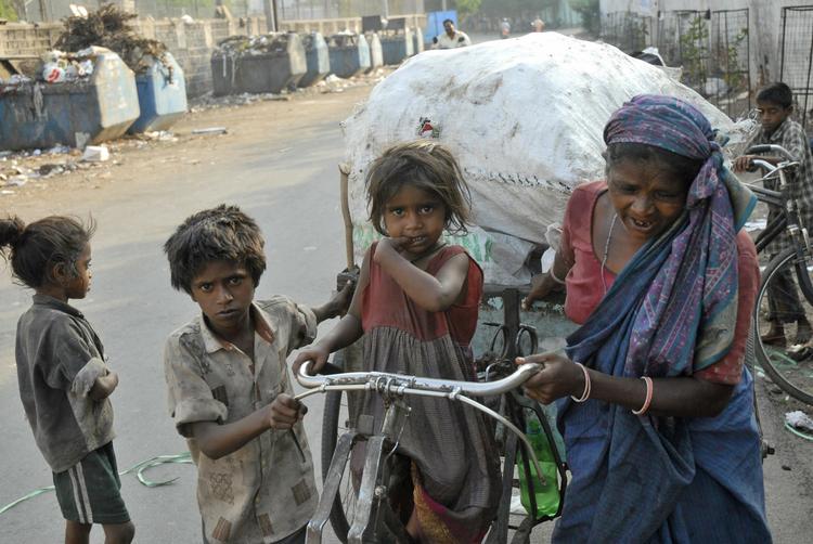 Fattigdom. Over alt i verden lever born og deres forældre I fattigdom. Blandt andet her I Hyderabad i Indien, der som mere end 641 millioner mennesker i regionen har mindre end en dollar at leve for om dagen. 