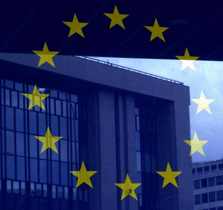 Demokrati. Ifølge EU's nye udenrigspolitiske strategi skal EU ikke længere stille strenge politiske betingelser til medlemslande, men i højere grad gøre plads til de enkelte landes strategier. 