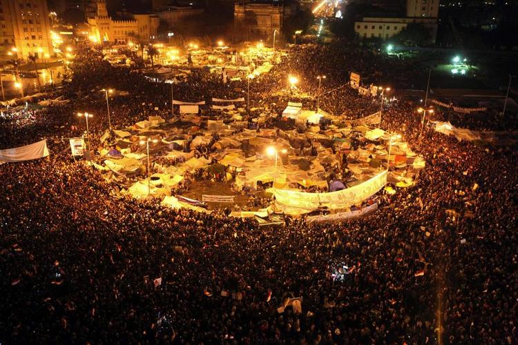 Håb. 18 dage fra januar 2011 og ind i februar varede den revolution, der havde sit hjerte på Tahirpladsen i Kairo og skabte drømme, som den næste revolution - det er den, det officielle Egypten fejrer - siden knuste. 