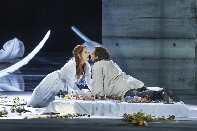 Bryllup. Lykken bliver kort for Anne Margrethe Dahl som Elsa og Burkhard Fritz som Lohengrin. 