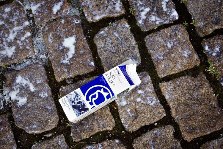 Surt. Ved hjælp af farvestoffer, som ikke slipper ud i mælken, man kan med en lille prik på kartonen se, om den er blevet sur. På den måde risikerer du ikke at gå ud af butikken med en sur mælk. Dette er dog ikke sådan en mælkekarton. 