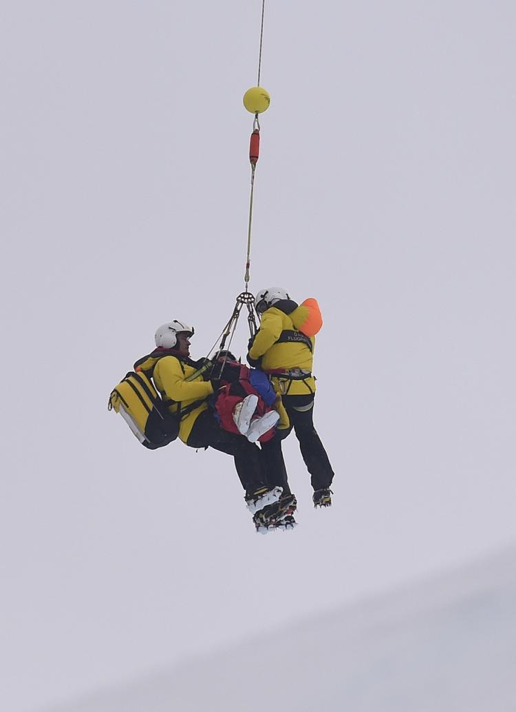 Uheld. Hannes Reichelt måtte liftes til op til en helikopter. Hans tilstand er ukendt. 