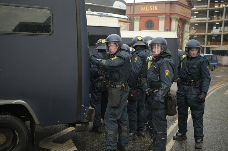 kONFRONTATION. Politiet var talstærkt til stede under dagens demonstration arrangeret af den islamkritiske organisation For Frihed, som blev mødt af moddemonstranter. 