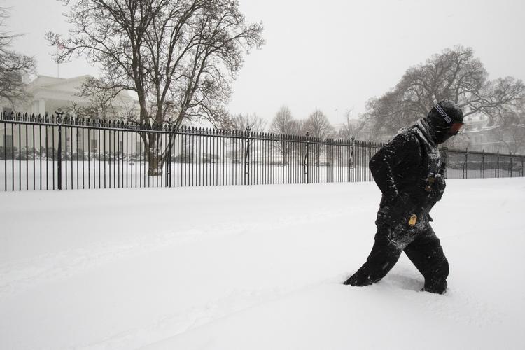 Snestorm. Den amerikasnke østkyst er lammet af et massivt snefald. Her er det et foto fra gaden foran Det Hvide Hus i Washington D.C. 