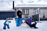 Halveret. Reduktionen af kommunale dagplejere er især problematisk, hvis det sker uden for byområderne, mener forsker. Her er det en dagpleje i Kirke Såby, hvor vinterens snevejr bliver udnyttet. 