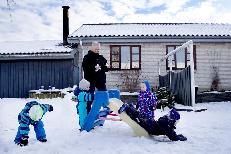 Halveret. Reduktionen af kommunale dagplejere er især problematisk, hvis det sker uden for byområderne, mener forsker. Her er det en dagpleje i Kirke Såby, hvor vinterens snevejr bliver udnyttet. 