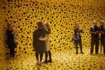 Populær. Yayoi Kusamas prikkede udstilling er så populær, at museet har tilkaldt ekstra personale, for at kunne imødekomme de mange gæster. 