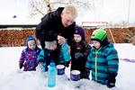 Vinterkulde. Gitte Andersen kan give børnene en tryghed, vuggestuen ikke kan. I fredags havde hun taget børnene med i haven for at lave islygter. 