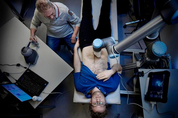 forsøgskanin. Robotarmens skanning styres med et joystick og testes her på ingeniør-studerende Andreas Lauridsens mave. 