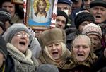 Demonstranter fra både venstre- og højrefløjen demonstrerer mod den nye regering, som blev godkendt onsdag i Moldova. 