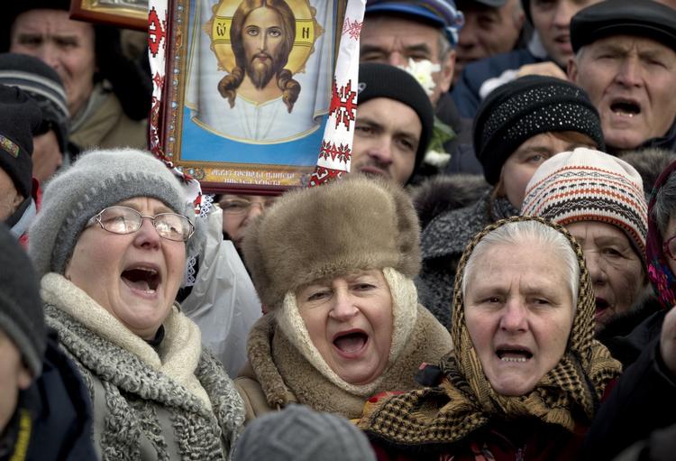 Demonstranter fra både venstre- og højrefløjen demonstrerer mod den nye regering, som blev godkendt onsdag i Moldova. 