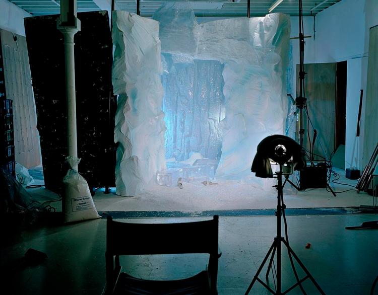 Fotografen Jo Broughton beskriver pornostudiet som »et sted af tryghed, fred, varme og vigtigst af alt accept «. 