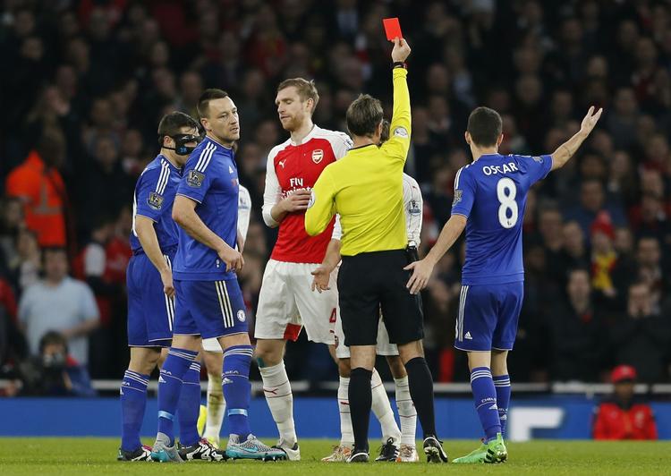 Rødt. Det var svært for Arsenals 10 mand at udfordre det disciplinerede Chelsea-mandskab. 