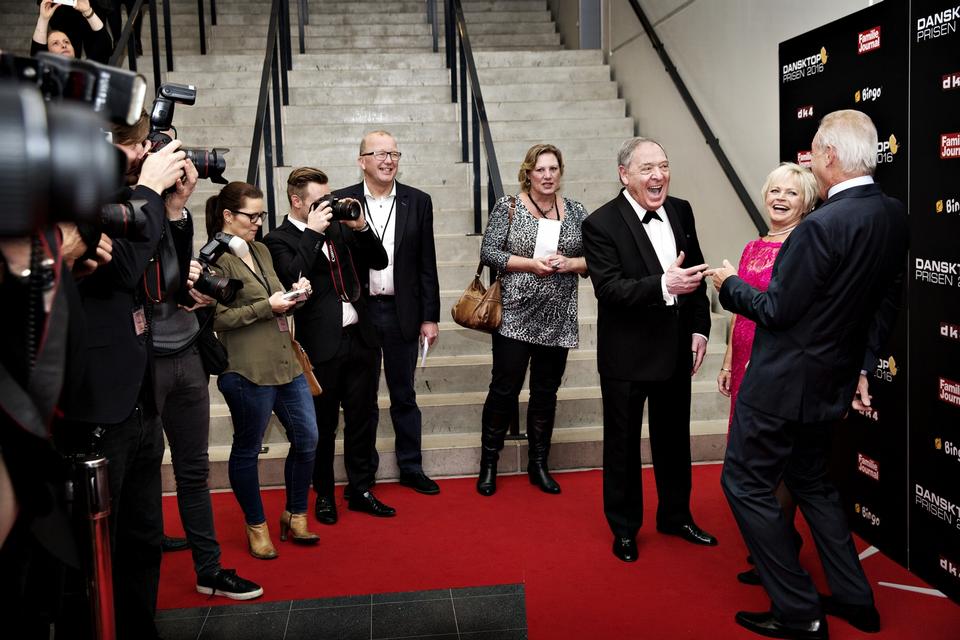 løber. Pressen stod klar til at forevige dansktopstjernerne. Her er det Dario Campeotto og Keld og Hilda Heick. 