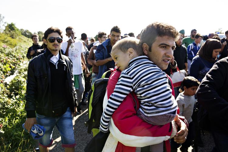 Kontanter. Grænsen på 10.000 kroner for beslaglæggelse af kontanter gælder også for børnene i en flygtningefamilie. Hver asylansøger i familien - også børnene - kan have 10.000 kroner med sig uden at miste en krone. (arkivfoto) 