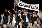 Fans. »Hvis nogen stemmer forkert, får de røven på komedie«. Fanklubben for Camilla Mortensen, en af de seks finalister i den talentkonkurrence for dansktop, der har kørt på DK4 i efteråret, er også med til festen. 