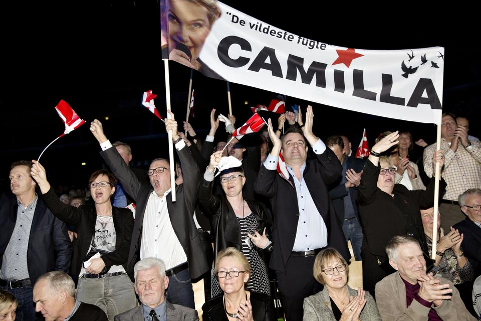 Fans. »Hvis nogen stemmer forkert, får de røven på komedie«. Fanklubben for Camilla Mortensen, en af de seks finalister i den talentkonkurrence for dansktop, der har kørt på DK4 i efteråret, er også med til festen. 