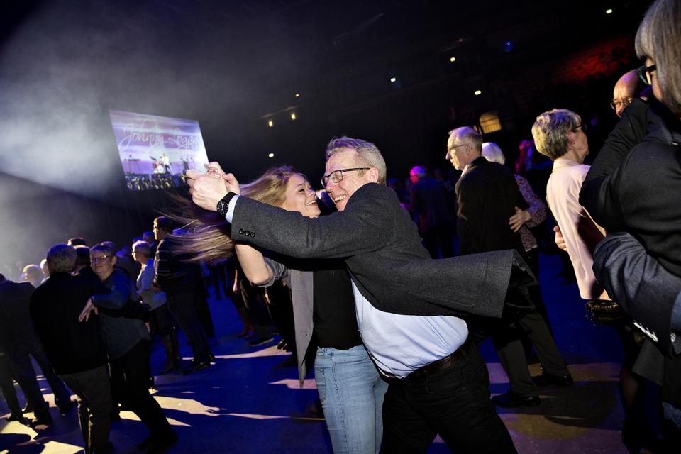 Svingom. Efter prisfesten bliver nogle fra publikum og danser. Jørgen de Mylius er dj. 
