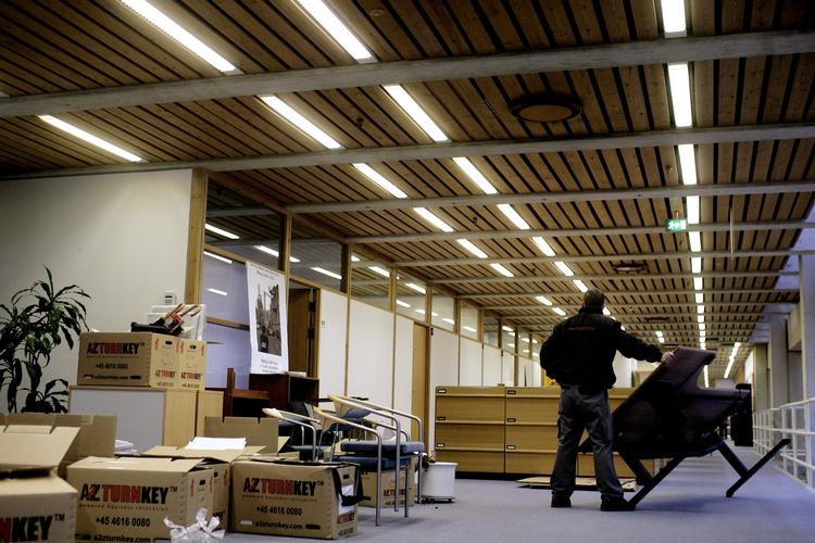 Flytterod. Et godt arbejde, gode kolleger, men nu bliver det hele omrokeret og lagt om som led i en landsdækkende flyttemanøvre, der er så stor, kaotisk og uoverskuelig, at de færreste fatter logikken. 