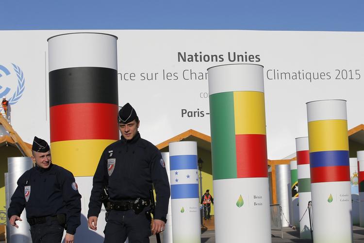 påpasselighed. Frankrig er erklæret i undtagelsestilstand, og politiet er massivt til stede i Paris efter terrorangrebet 13. november. 