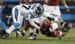 av! Arizona Cardinals' Carson Palmer taber bolden, efter han er blevet tacklet af Carolina Panthers' Kawann Short and Mario Addison 