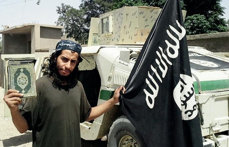TERRORIST. En af idémændene bag angrebene i Paris var Abdelhamid Abaaoud, der døde, da antiterrrorbetjente stormede den lejlighed, han havde forskanset sig i. Her ses han i et propagandafoto fra terrorbevægelsen. 