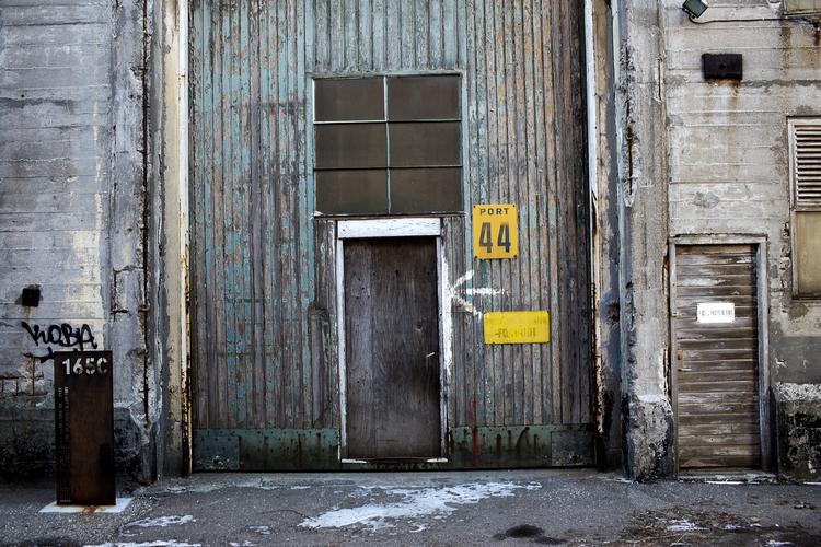 Opdagelse. Du kan komme med på opdagelse i byens forfaldne bygninger og besøge steder, du sjældent ser. 