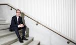 nytænkning. Vi er vokset op med en velfærdsstat-tænkning, hvor det ikke betyder så meget, om du arbejder i den private eller den offentlige sektor. Det gør det i højere grad fremover, siger minister Esben Lunde Larsen, der vil have flere gode ideer omsat til konkrete arbejdspladser til gavn for samfundet. Foto: Anders Rye Skjoldjensen 