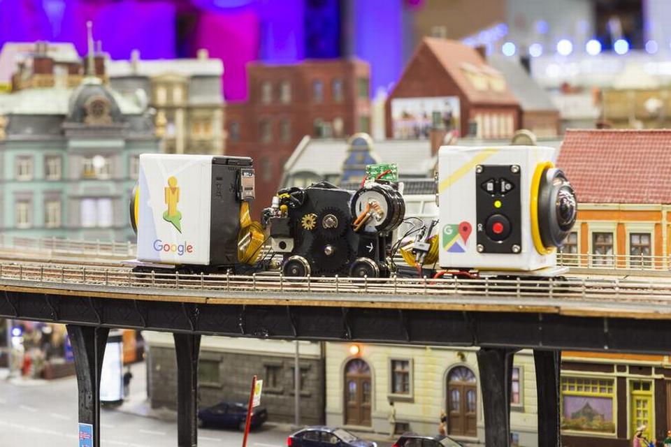 Kameratoget futter af sted på en højbane i anlæggets version af Hamburg. 