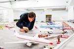 En lufthavn findes også miniaturelandet. Flyene kan lette ved hjælp af et sindrigt snoretræk. 