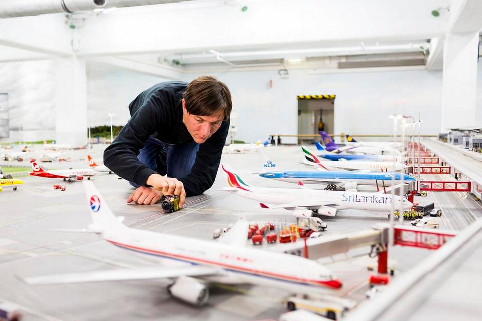 En lufthavn findes også miniaturelandet. Flyene kan lette ved hjælp af et sindrigt snoretræk. 