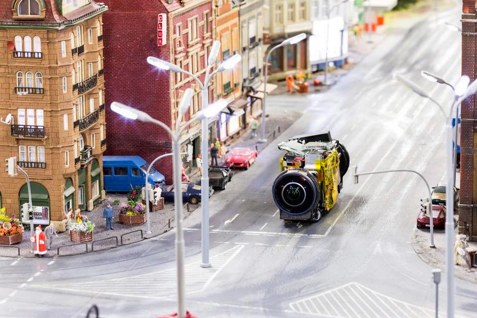 Google-kameraet er her ved at kortlægge en af de minutiøst opførte byer i Hamburgs Miniatur Wunderland. Bemærk julemanden til venstre. 