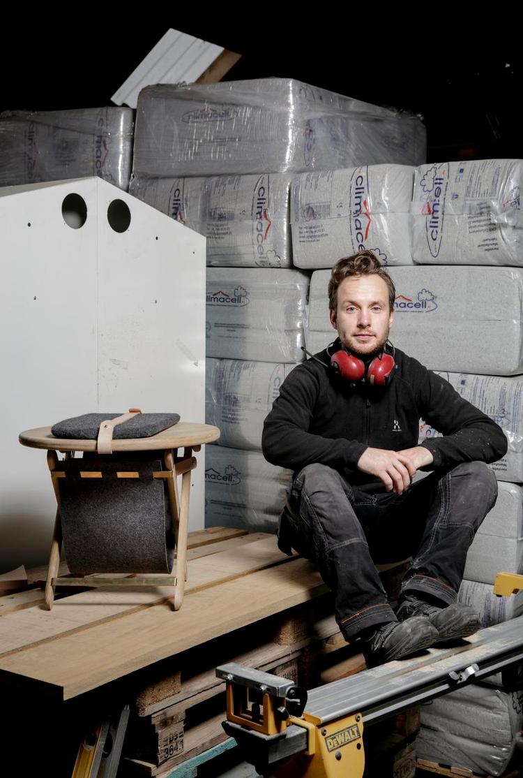 smart møbel. »FuncTure Side Table er et gennemtænkt møbel med flere funktioner. Der er tænkt over detaljerne og bæredygtigheden, og de forskellige materialer supplerer hinanden på en æstetisk måde«, lød dommernes begrundelse for at kåre Thomas Bundgaards møbel til vinder af designprisen FSC Design Award. Foto: Mads Nissen 
