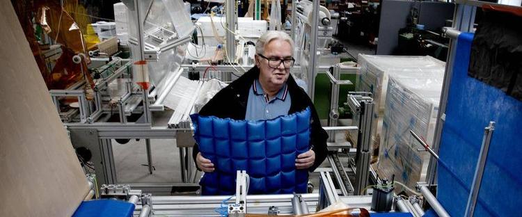 Idérig. Erling Vangedal-Nielsen opfandt i 1976 isterningeposen, som han har tjent millioner på. Siden er han blevet ved med at hitte på. I dag foregår det på hans værksted i Ishøj, hvor han stadig arbejder på nye ideer til opfindelser. 