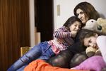 Ramt. Gulistan Ibrahim, 37, er i dag færdigbehandlet for PTSD. Men hendes angst og depression har sat ar i hendes to piger, Lælun (t.v.) og Inanna (t.h.). 