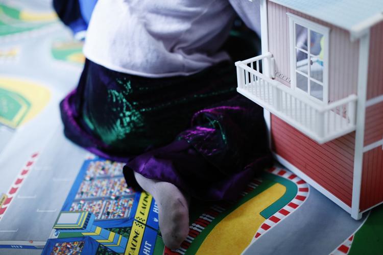 Leg. 8-årige Inanna er ved at indrette et rum i dukkehuset, hvor familie og venner kan hygge sig efter onklens begravelse. 