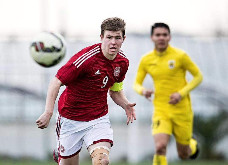 TALENT. Mads Døhr Thychosen – her i aktion for U19-landsholdet under træningsturen til Tyrkiet – haren stor stjerne hos DBU's talentudviklingschef, FlemmingBerg: »Han truer altid dybt, så når vi spiller, gør han holdet stærkt og farligt, fordi han skaber rum for de andre«, siger han om den ungeangriber. 