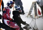 Heldig. Aksel Lund Svindal slap med skrækken, og var frisk nok til at blive kørt væk på scooter. 