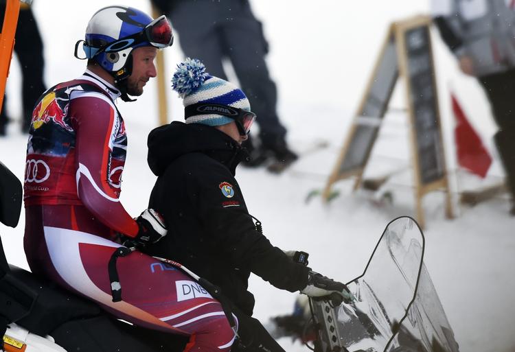 Heldig. Aksel Lund Svindal slap med skrækken, og var frisk nok til at blive kørt væk på scooter. 
