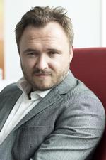 okay. Socialdemokraternes udlændingeordfører, Dan Jørgensen, siger, at partiet lever med, at tre medlemmer stemmer mod de udlændingestramninger, som resten af partiet stemmer for. 
