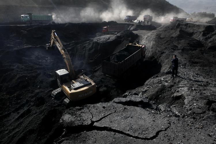 KINAKUL. I Kina fylder kulfyrede kraftværker fortsat meget i energiproduktionen. Af tekniske og markedsmæssige grunde får de lov til at køre for fuld damp, selv når vinden blæser. Derfor bliver vindmøllerne koblet af, når der er meget vind. Og det betyder, at Kina udleder 30 mio. ton CO2 mere, end det behøevr. 30 mio. ton svarer til 75 pct. af den årlige udledning fra Hele Danmark. Nu skal danske eksperter hjælpe Kina med at få integreret vind- og kulstrøm. Her en kulmine i Lingshi i Shanxi-provinsen. 