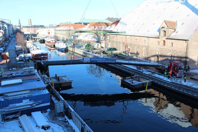 Passage. Broen er allerede monteret, og hvis alt går efter planen, åbner den i starten af februar. 