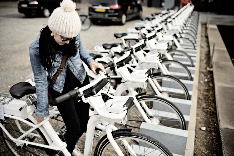 Defekt. Det er en defekt i styret på cyklerne, der gør, at de ikke kan dreje så skarpt, som de burde. Det sender dem nu tilbage til garagen i et par uger. Mindst. 