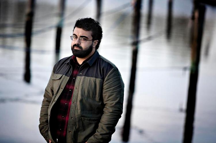Mønsterbryder. Ahmad Mahmoud, født 1987, tegner et billede af sig selv som en dreng, der står uforstående over for de regler, der hersker og håndhæves i barndoms- miljøet. 