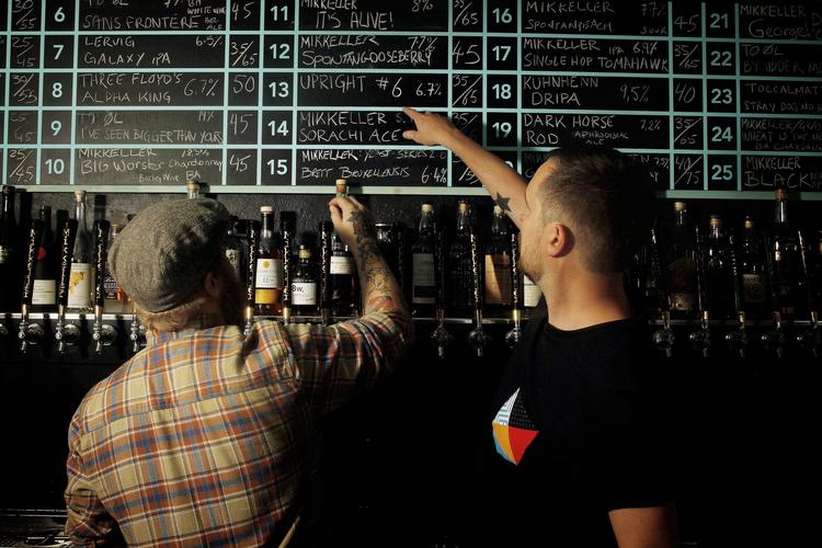 Lambic. I lokalerne ved siden af Mikkeler &amp; Friends åbner en ny nichebar, hvor der kun serveres sure lambicøl. 