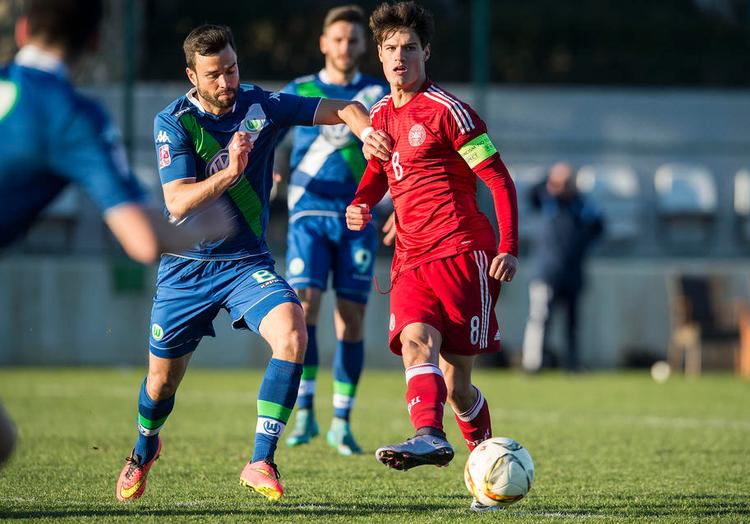 Scoring. Christian Nørgaard stodfor det første mål, da U21-landsholdetslog Wolfsburgs U23-hold med 4-1. 