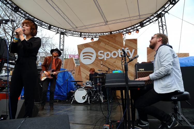 Spotify. Det startede som en streamingtjeneste med musik, men satser Spotify også på video og podcasts. 