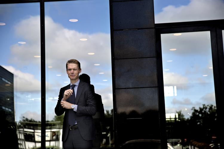 kovending. Dong med direktør Henrik Poulsen skal på børsen, og i den forbindelse var det meningen, at olieforretningen skulle sælges fra. Det er nu opgivet. 