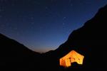 MAROKKO. »En tidlig morgen i Atlasbjergene. Vi skulle forlade de varme soveposer og ud i den kolde morgen for at bestige Toubkal, Nordafrikas højeste bjerg på 4.167 meter. I madteltet, som ses på billedet, var kokken allerede i gang med at tilberede vores primitive, men velsmagende morgenmad«. Ord og foto: Heidi Senderovitz 