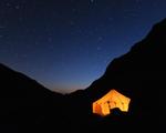 MAROKKO. »En tidlig morgen i Atlasbjergene. Vi skulle forlade de varme soveposer og ud i den kolde morgen for at bestige Toubkal, Nordafrikas højeste bjerg på 4.167 meter. I madteltet, som ses på billedet, var kokken allerede i gang med at tilberede vores primitive, men velsmagende morgenmad«. Ord og foto: Heidi Senderovitz 